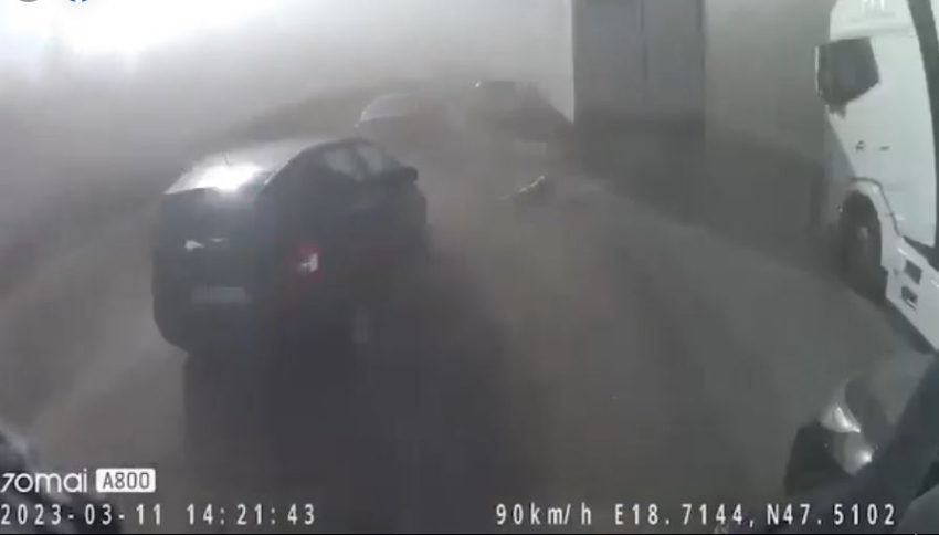 Fedélzeti kamera rögzítette az M1-es tömeg karambolt